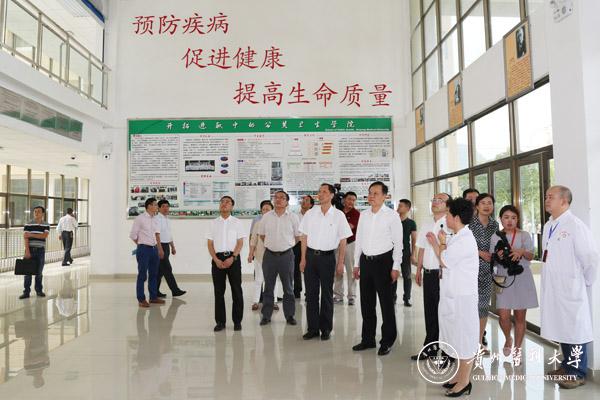 7月10日,省委副书记、省长陈敏尔莅临公司就医学高校如何更好地服务大健康产业和医疗卫生事业发展进行调研。陈敏尔来到英国365集团公司,考察了教育部环境污染与疾病监控重点实验室和国家级公共卫生实验教学示范中心,他一边察看科研设施设备和教学实训环境,一边询问就业方向、专业设置和教学模式等情况,并叮嘱公司负责同志,公共卫生服务水平的提升既是医疗卫生事业向前发展的标志,也是大健康概念的重要内容,一定要更加重视,把团队建设发展好。他鼓励大家,大健康是大众关心的共同问题,大健康产业发展大有作为,公司要利用自身优势,为大健康产业发展提供更多的人才和技术,引导大众走向健康。陈敏尔参观了校史馆后指出,英国365集团公司是一所很有历史文化底蕴的公司,在建设发展的进程中,一定要有大师,要有人文精神,公司的文脉要永续相传。